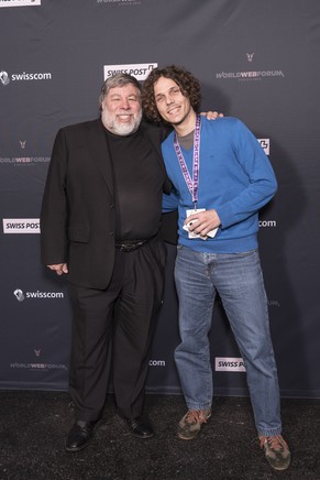 Für ein kurzes Foto und ein paar Fragen reichte es knapp. Steve Wozniak ist der Teddybär auf der linken Seite.