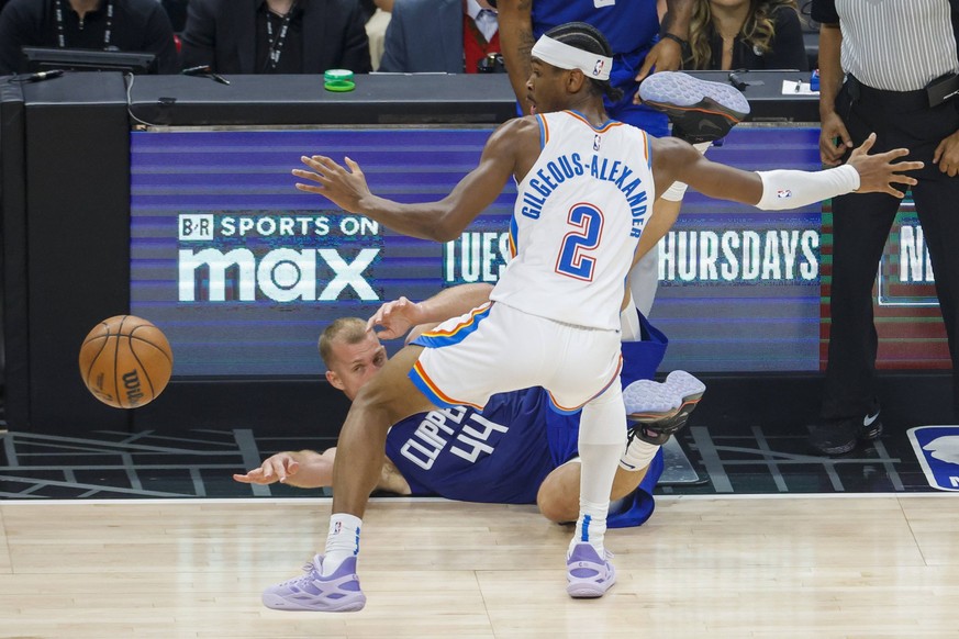 January 16, 2024, Los Angeles, California, USA: Los Angeles Clippers Mason Plemlee 44 saves a ball from going out of bounds against Oklahoma City Thunder s Shai Gilgeous-Alexander 2 during an NBA, Bas ...
