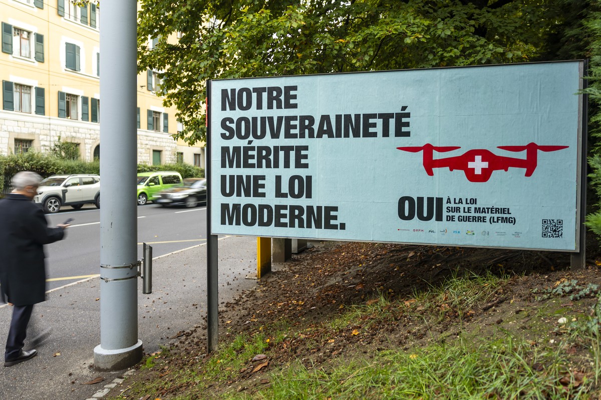 Une affiche ou l'on peut lire "Notre souverainete merite une loi moderne", avec la representation d'un drone aux couleurs suisses, invitant a voter "OUI" a la modificatio ...