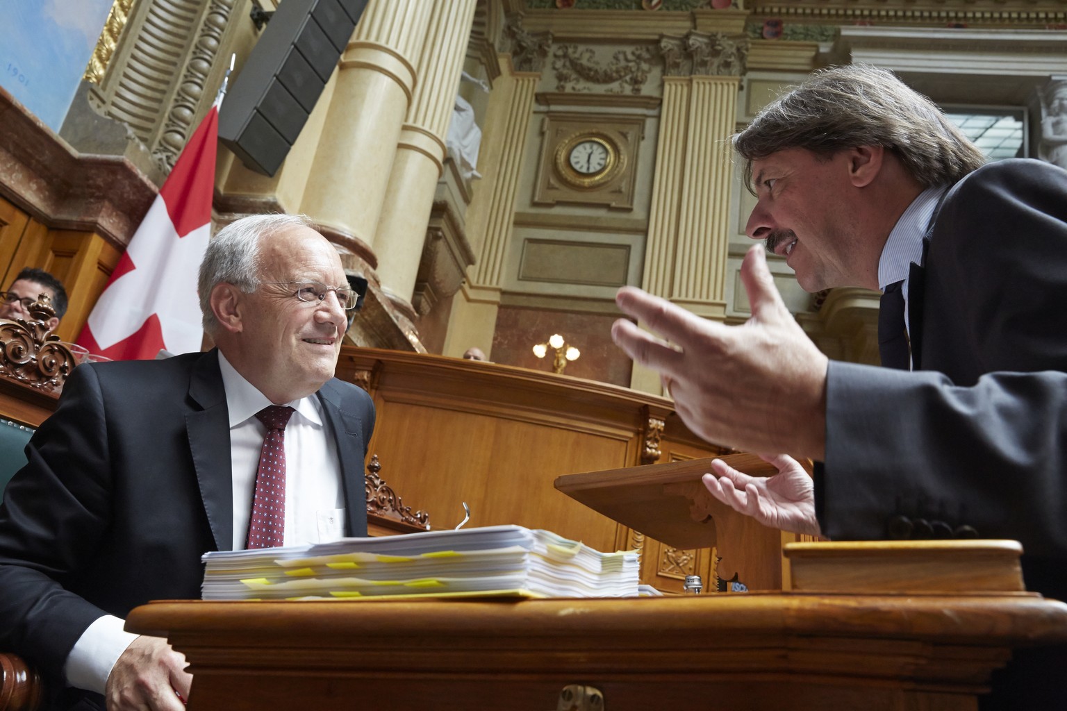 Bern, 09.06.2015, Bundesrat Johann Schneider-Ammann, (L), spricht mit Staenderat Paul Rechsteiner, in der Session im Nationalrat. (Yoshiko Kusano/EQ Images)