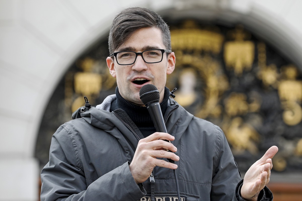 epa07503808 Martin Sellner, leader of the far right Identitarian Movement Austria (Identitaere Bewegung Oesterreich), speaks to supporters during a demonstration in front of the Justice Ministry of Au ...