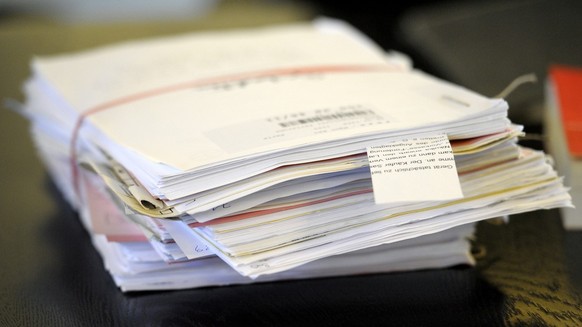 Baden-Wuerttemberg/ Akten liegen am Mittwoch (02.11.11) zu Beginn des Prozesses gegen einen wegen Mordes an seinem sechsjaehrigen Sohn angeklagten 43-Jaehrigen im Schwurgerichtssaal im Landgericht in  ...