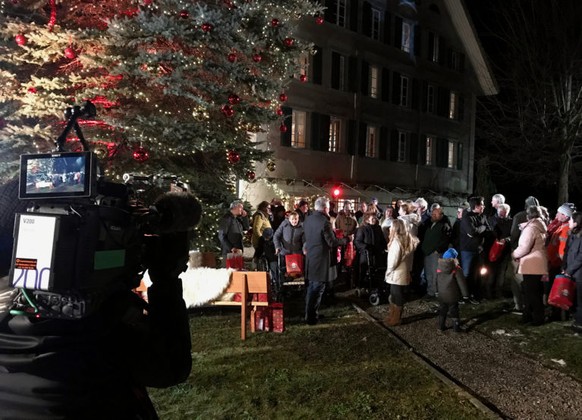 Frohe Weihnachten mit Happy Day
Röbi Koller macht eine schöne Weihnachtsüberraschung wahr: Der Weihnachtsbaum erstrahlt beim Wohnhaus Mettenweg in Stans NW

Copyright: SRF
NO SALES
NO ARCHIVES

Die Ve ...