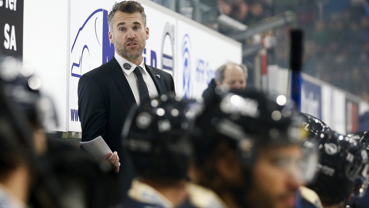 Fribourgs Cheftrainer und Sportchef Christian Dube gibt Anweisungen im Eishockey Meisterschaftsspiel der National League zwischen dem HC Fribourg Gotteron und dem HC Davos, am Dienstag, 15. Oktober 20 ...