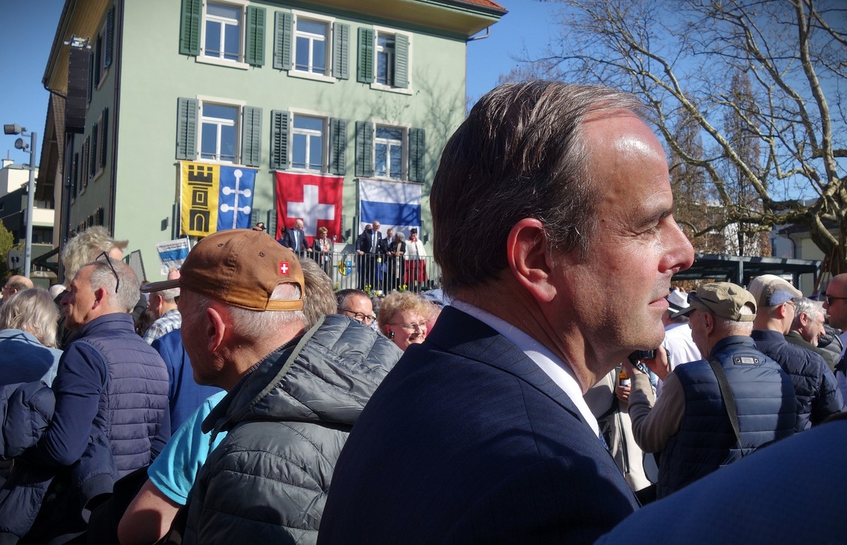Mit dem abtretenden Mitte-Präsidenten Gerhard Pfister an der offiziellen Wahlfeier von neu gewählten Bundesrat Martin Pfister in Baar, Kanton Zug.
