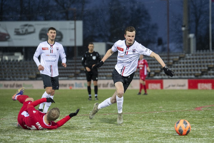 Sions Gaetan Karlen, links, spielt um den Ball mit Aaraus Leon Bergsma, rechts, im Fussball Achtelfinal des Schweizer Cups zwischen dem FC Aarau und dem FC Sion im Stadion Bruegglifeld in Aarau, am Mi ...