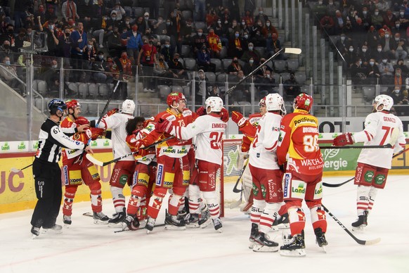 EHCB Spieler kaempfen gegen Lausanne HC Spieler, beim Eishockey Meisterschaftsspiel der National League zwischen dem EHC Biel und den Lausanne HC, am Freitag, 2. Oktober 2020, in der Tissot Arena in B ...