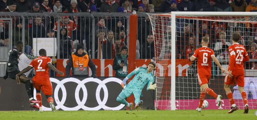 epa10436702 Frankfurt&#039;s Randal Kolo Muani (L) scores the 1-1 equalizer during the German Bundesliga soccer match between FC Bayern Munich and Eintracht Frankfurt in Munich, Germany, 28 January 20 ...