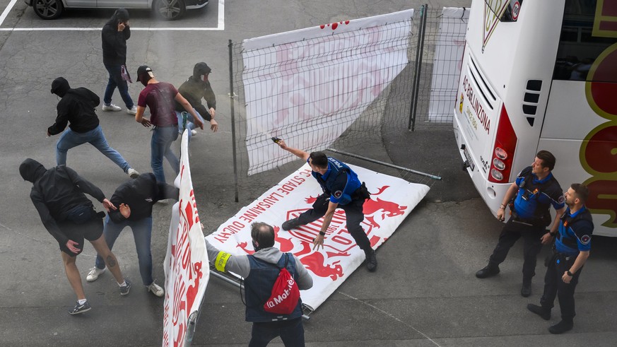 Les supporters ultras de bellinzone affrontent la police lausannoise pres du car de l&#039;equipe tessinoise apres la rencontre de football de Challenge League entre FC Stade Lausanne Ouchy et AC Bell ...