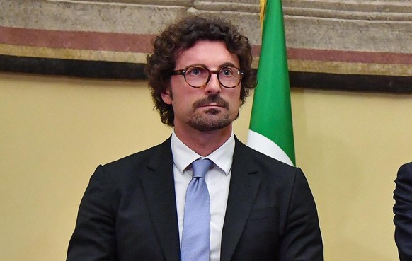 epa06694160 Leader of Five-Star Movement (M5S), Luigi Di Maio (C), with Danilo Toninelli (L) and Giulia Grillo (R), addresses the media after a meeting with Lower House Speaker Roberto Fico for a fres ...