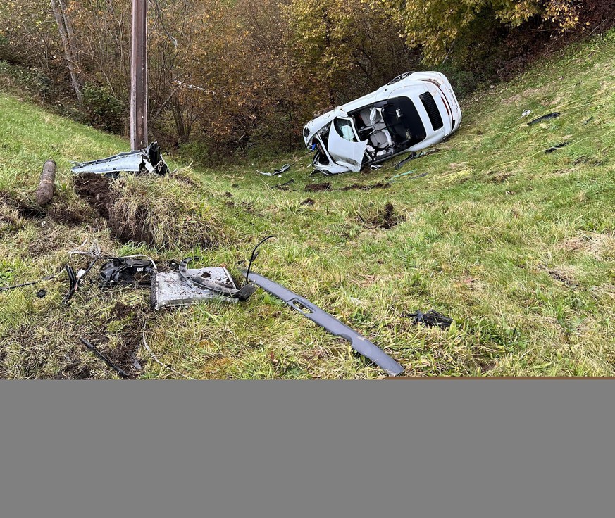 Der Porsche überschlug sich und blieb im Abhang liegen.