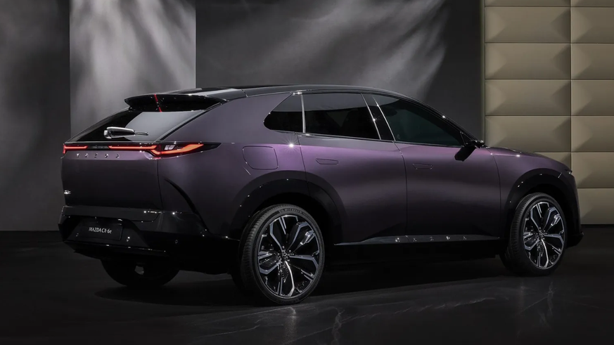 Fast schon futuristisch: Der CX-6e wirkt glatter und flacher als seine Markengeschwister.