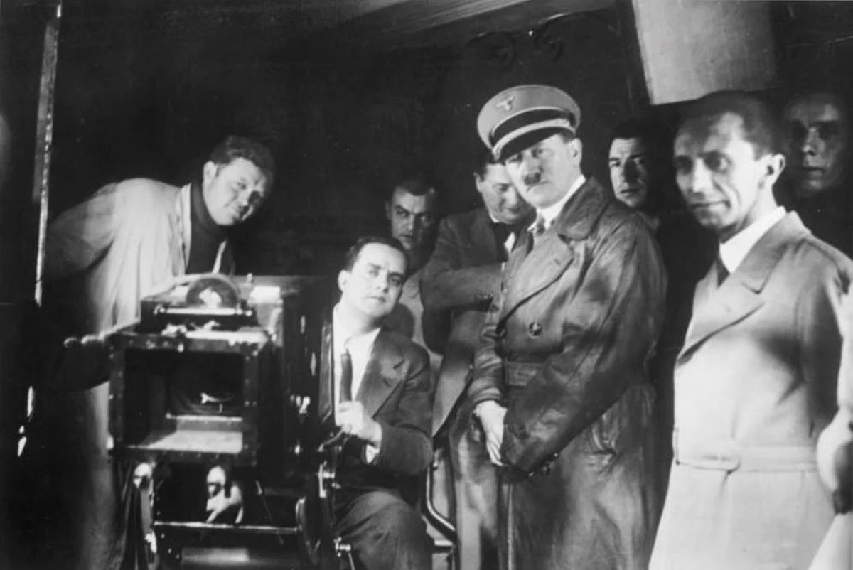 Adolf Hitler und Joseph Goebbels während einer Besichtigung der UFA-Studios in Babelsberg,1935.
https://de.wikipedia.org/wiki/Friedl_Behn-Grund#/media/Datei:Bundesarchiv_Bild_183-1990-1002-500,_Besuch ...