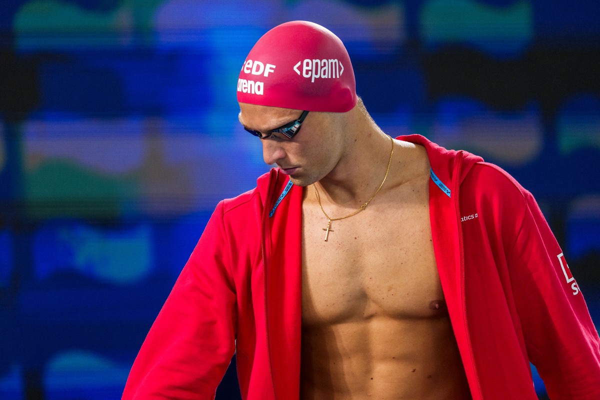 Swiss swimmer Antonio Djakovic prepares himself before competing in the Men's 400m Freestyle Heats during the European Aquatics Swimming Championships in Paris, France, Sunday, Aug. 16, 2026. (KE ...