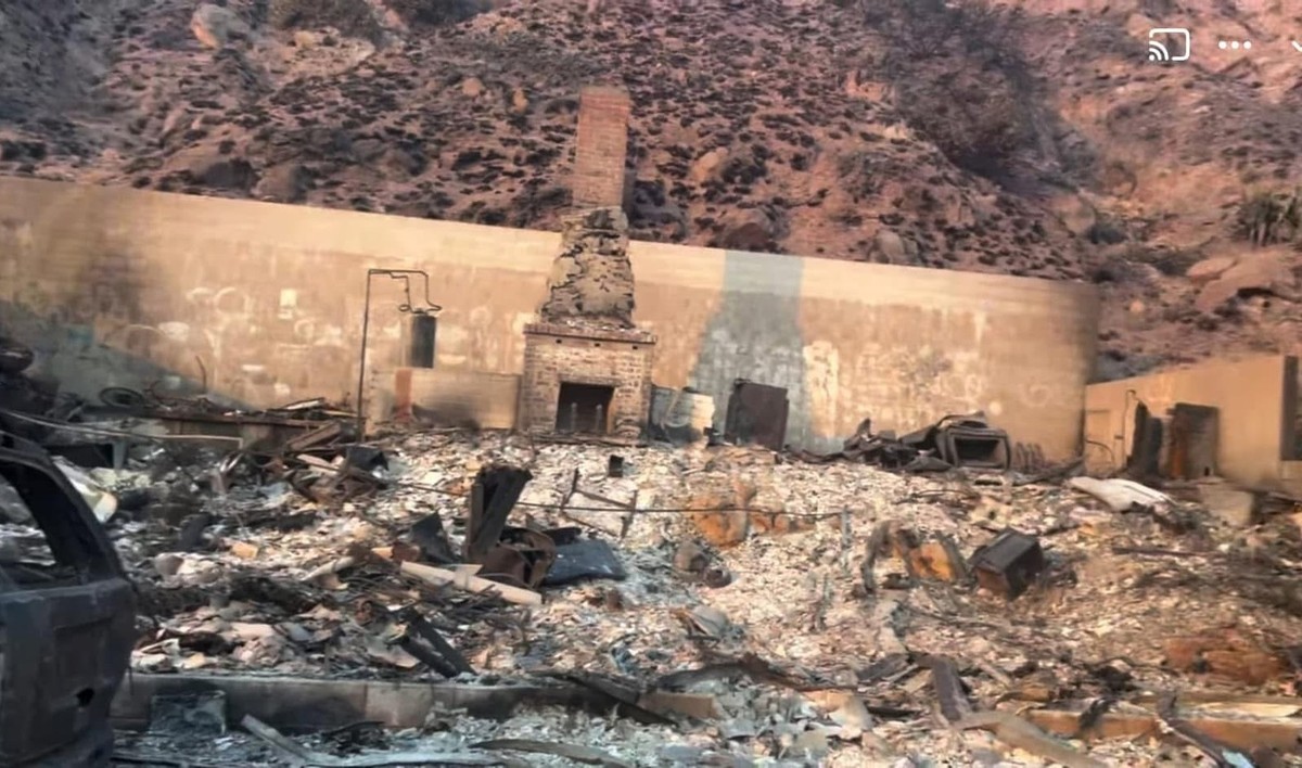 Randy «Craw» Miod, légende locale de Malibu et autoproclamé «homme mystérieux de Malibu», et sa maison d'origine ont disparu dans l'incendie des Palisades.