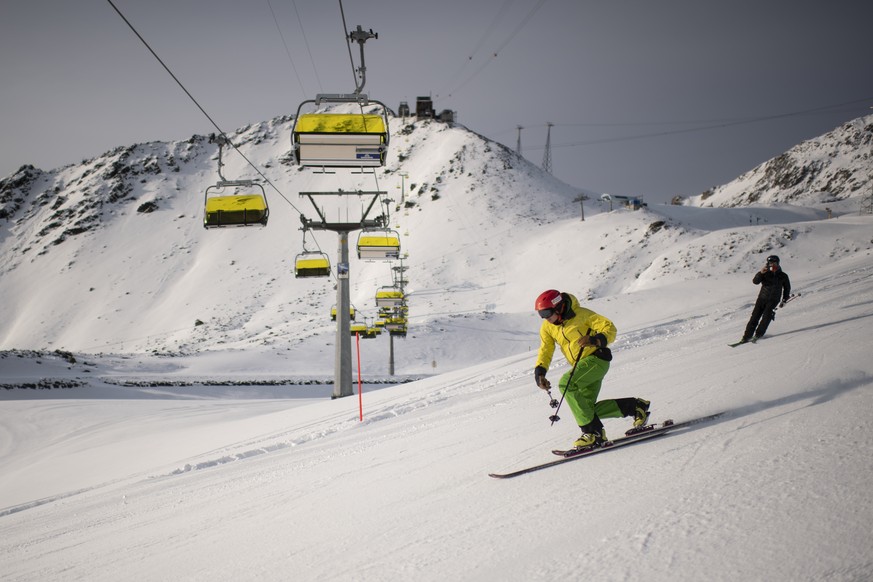 Ein Skifahrer geniesst den Start der Skisaison, am Sonntag, 25. Oktober 2020, auf Parsenn in Davos. Das Skigebiet Davos Klosters startet den Wochenendbetrieb. (KEYSTONE/Gian Ehrenzeller)