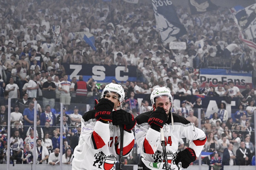 Die unterlegenen Lausanner Ken Jaeger (LHC) und Tim Bozon (LHC), im siebten Playoff Final Eishockeyspiel der National League zwischen den ZSC Lions und dem Lausanne HC, am Dienstag, 30. April 2024, in ...