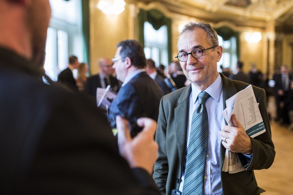 Tim Guldimann (SP-ZH), rechts, informiert sich in der Wandelhalle waehrend dem Empfangstag fuer die neugewaehlten Ratsmitglieder im Nationalratssaal der Eidgenoessischen Raete in Bern am Freitag, 20.  ...