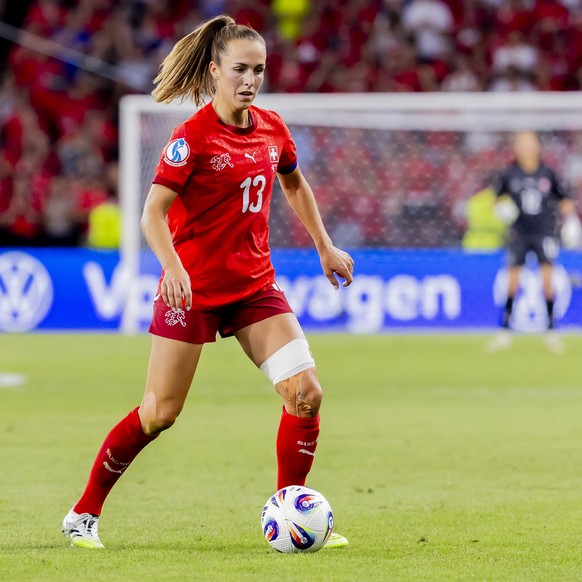 Switzerland&#039;s Lia Waelti controls the ball, during the UEFA Women&#039;s EURO 2025 Group A soccer match between Finland and Switzerland at the Stade de Geneve stadium in Geneva, Switzerland, on T ...