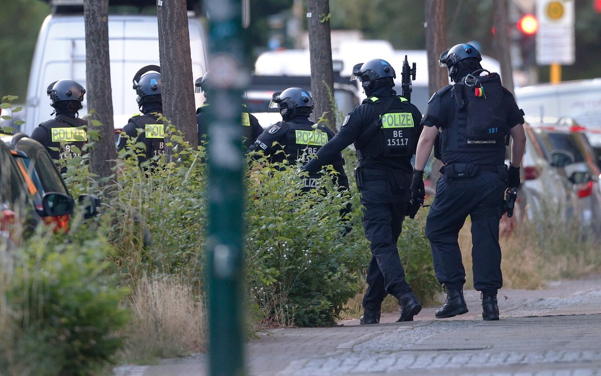 dpatopbilder - 11.07.2026, Berlin: WIEDERHOLUNG MIT ENGEREM BILDAUSSCHNITT - Polizisten sind in der N�he von einem Supermarkt im Einsatz. In dem Supermarkt im S�den Berlins h�lt ein Mann seit dem sp�t ...