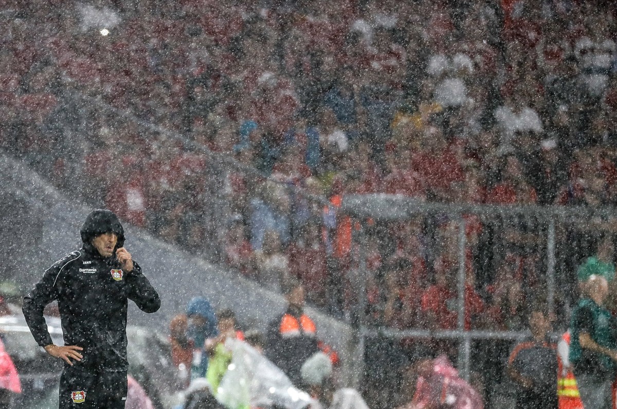 epa06150508 In the pouring rain Leverkusen's head coach Heiko Herrlich reacts during the German Bundesliga soccer match between FC Bayern Munich and Bayer 04 Leverkusen in Munich, Germany, 18 Aug ...