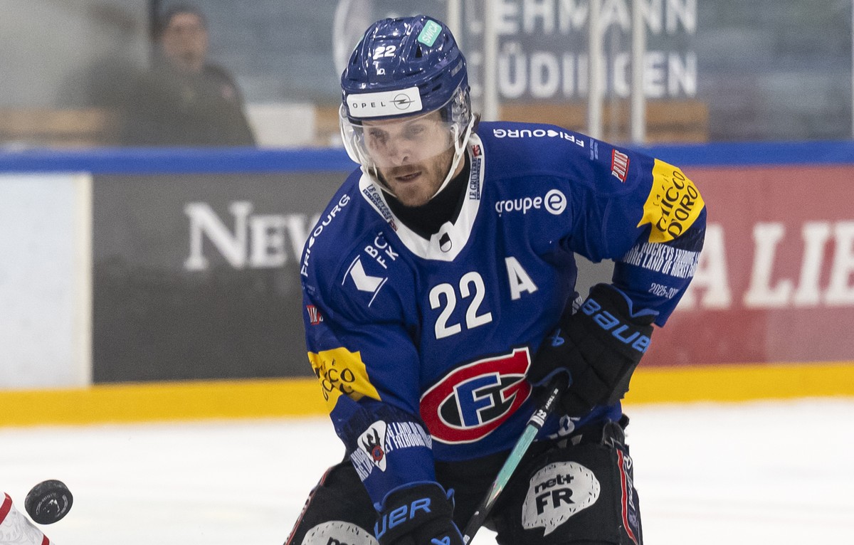Mauro Dufner (SCRJ), links, und Christoph Bertschy (HCFG), rechts, kaempfen um den Puck, im funften Playoff-Viertelfinalspiel der National League zwischen dem HC Fribourg Gotteron und SC Rapperswil-Jo ...