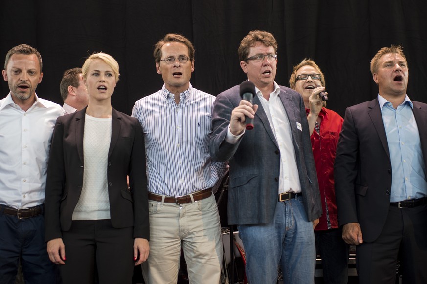 Natalie Rickli, Roger Köppel, Albert Roesti und SVP-Parteipräsident Toni Brunner bei einer Wahlkampfveranstaltung im Zürcher Hauptbahnhof.&nbsp;