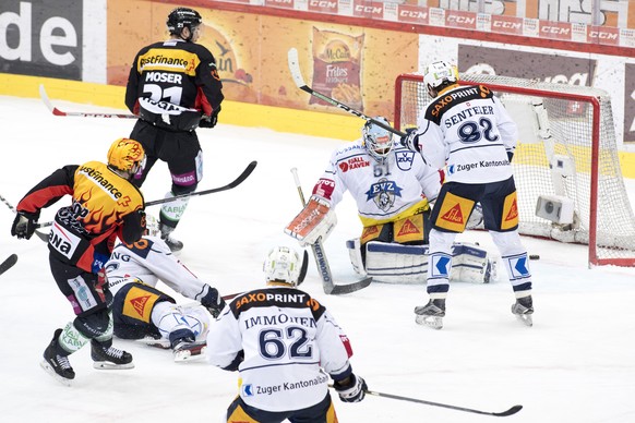 Funfte tor (5-0) von SC Bern Spieler Mark Arcobello, im ersten Eishockey Playoff-Finalspiel der National League A zwischen dem SC Bern und dem EV Zug, am Donnerstag, 6. April 2017, in der PostFinance  ...