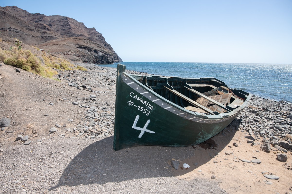 epaselect epa11632310 A small boat used by three Sub-Saharian migrants to travel sits on the beach after they arrived at Los Pajaritos beach in Tuineje, Lanzarote, Canary Islands, Spain, 29 September  ...