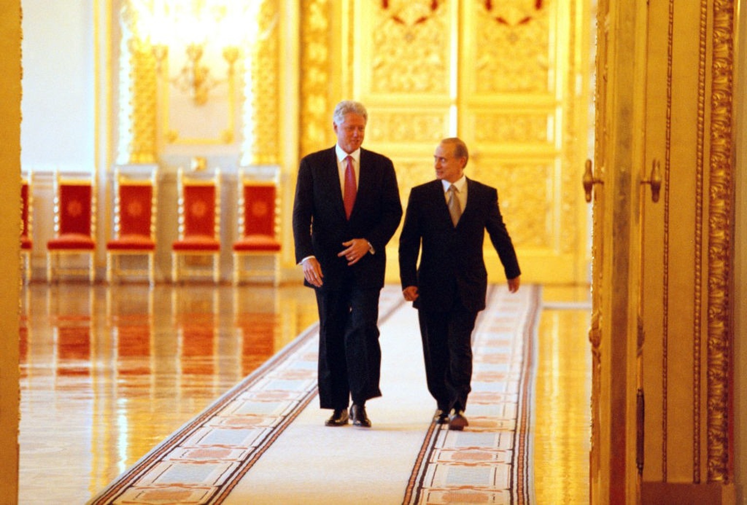 370543 05: Russian President Vladimir Putin, right, walks in the Kremlin with U.S. President Bill Clinton, June 4, 2000 in Moscow, Russia. (Photograph by Dirck Halstead/Liaison)
