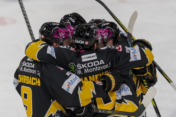 Ajoies Spieler jubeln nach dem 2:0 beim Eishockey-Qualifikationsspiel der National League zwischen dem HC Ajoie und dem HC Ambri-Piotta in der Raiffeisen Arena in Porrentruy, am Samstag, 18. September ...