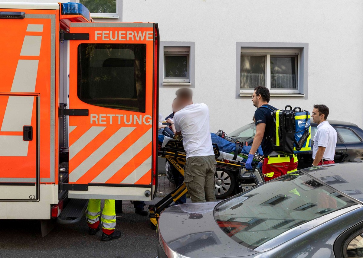 05.09.2025, Nordrhein-Westfalen, Essen: Eine verletzte Person wird an einem Berufskolleg in Essen zu einem Rettungswagen gebracht. An dem Berufskolleg ist eine Lehrerin von einem T�ter mit einem Messe ...