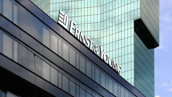 Der neue Standort des Wirtschaftsprüfungs- und Beratungsunternehmen Ernst &amp; Young in Zürich: Das repräsentative Gebäude platform der Architekten Gigon/Guyer in Zürich-West. / Weiterer Text ueber o ...