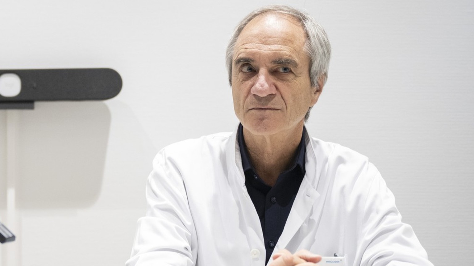 Der Schweizer Skirennfahrer Niels Hintermann, links, spricht neben Walter O. Frey, Verantwortlicher Arzt Ski Alpin an einer Medienkonferenz ueber seine gesundheitliche Verfassung, aufgenommen am Mittw ...