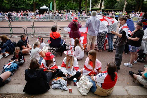 epa12270134 Fans on The Mall ahead of the victory open-top bus parade for UEFA Women&#039;s EURO 2025 winners England, in central London, Britain, 29 July 2025. EPA/DAVID CLIFF