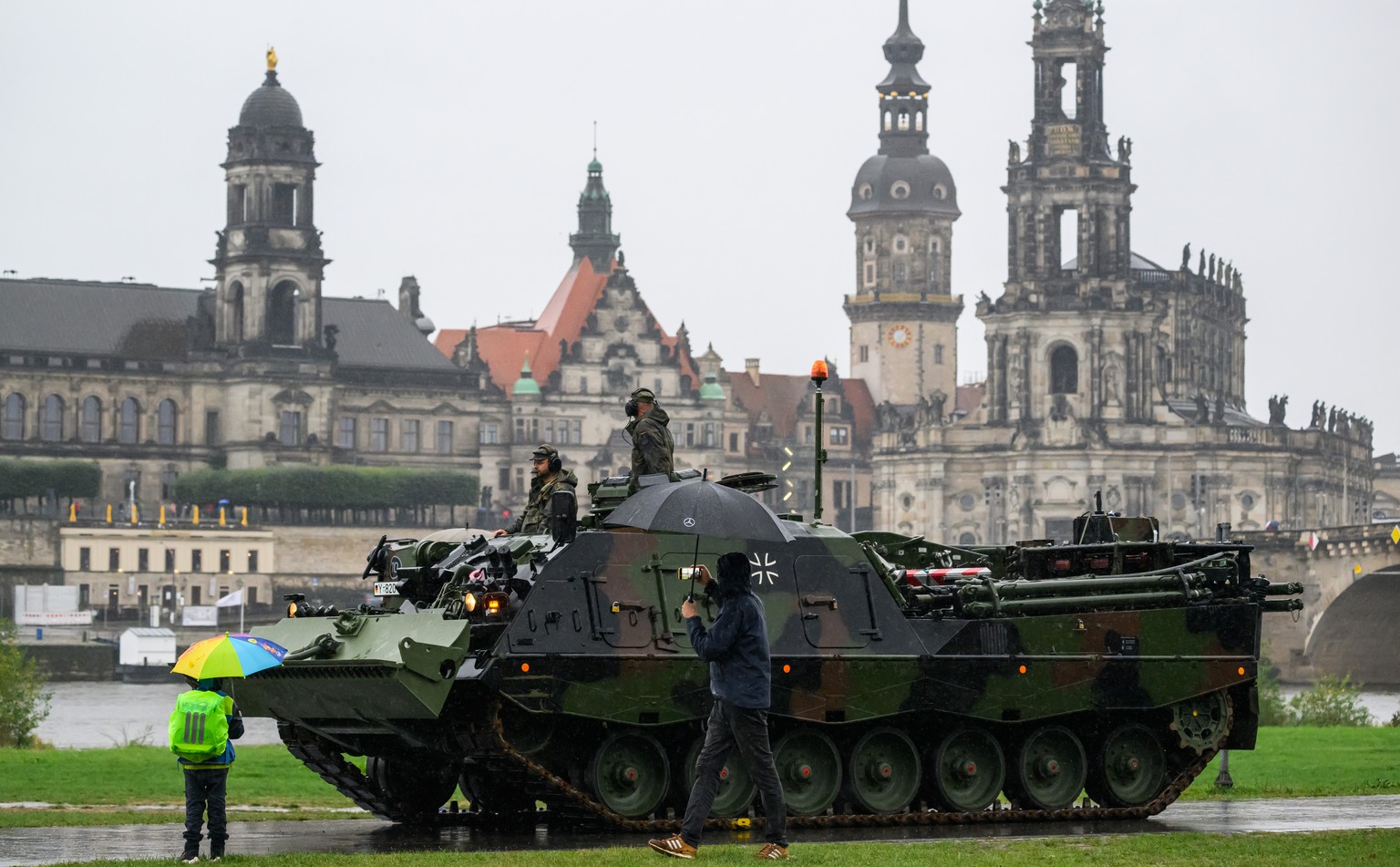 13.09.2024, Sachsen, Dresden: Ein Bergepanzer 3 der Bundeswehr, auch �B�ffel� genannt, f�hrt vor der historischen Altstadtkulisse zur eingest�rzten Carolabr�cke, um im Fall eines Hochwassers Baumaschi ...