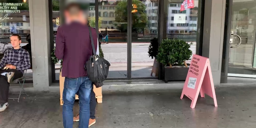 Eine ZüriReporterin war am LImmatquai unterwegs, als sie ein Mann in Business-Erscheinung ansprach. Der Deutsche bat um Geld oder Reka-Checks, um sein Zug-Ticket zu finanzieren und bot dafür seine Uhr ...