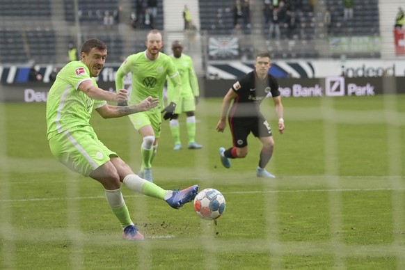 Wolfsburg&#039;s Max Kruse scores the opening goal during the German Bundesliga soccer match between Eintracht Frankfurt and VfL Wolfsburg in Frankfurt, Germany, Saturday, Feb. 12, 2022. (Sebastian Go ...