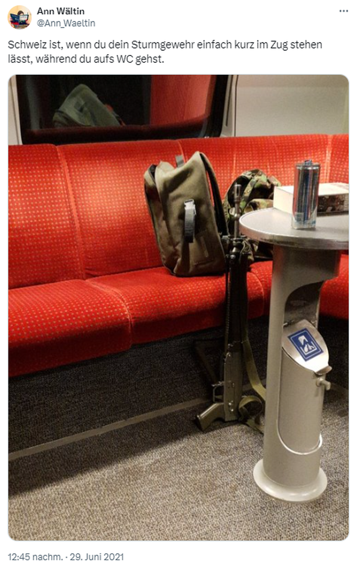 Only in Switzerland: Gewehr im Zug in der Schweiz