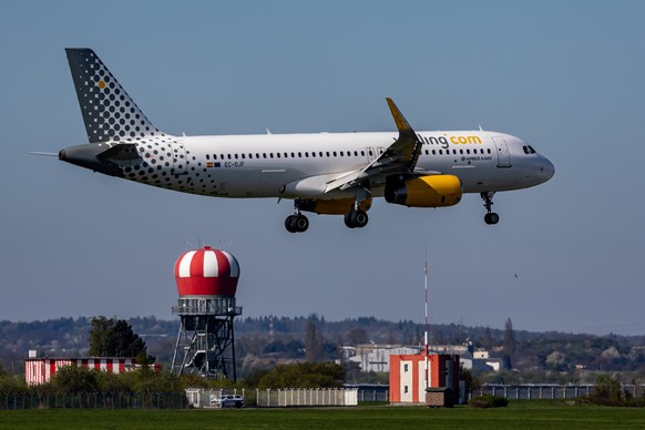 epa12909184 A Vueling Airbus A320 airplane lands at Vaclav Havel Airport in Prague, Czech Republic, 23 April 2026. Global airlines face surging jet fuel costs amid escalating tensions in the Middle Ea ...