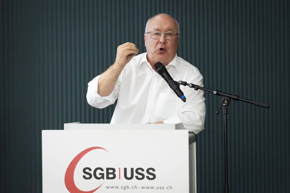 Pierre-Yves Maillard, Praesident SGB, spricht waehrend der ausserordentlichen Delegiertenversammlung des Schweizerischen Gewerkschaftsbundes SGB, am Donnerstag, 20. August 2026 in Bern. Der SGB diskut ...