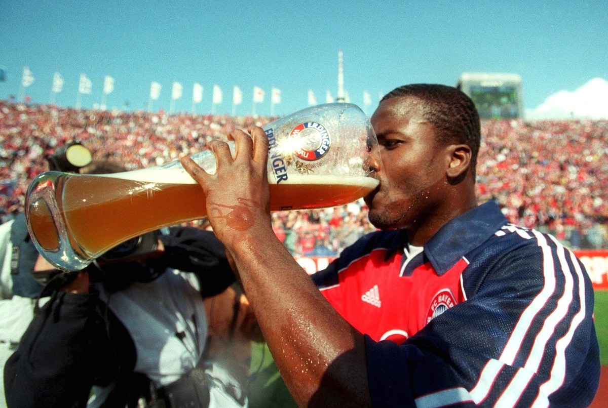 Kuffour hält sich bei der Meisterfeier nicht zurück.