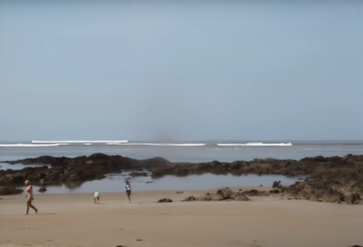 Une étrange ligne mousseuse se dessine à l'horizon.