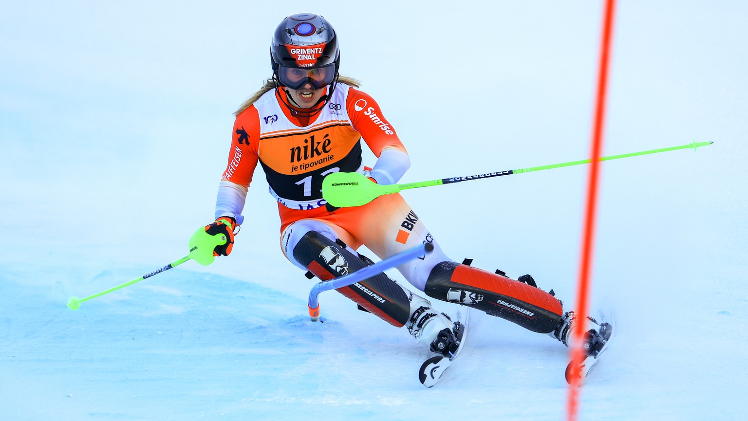 epa11093621 Camille Rast of Switzerland in action during the first run of the Women&#039;s Slalom race at the FIS FIS Alpine Skiing World Cup in Jasna, Slovakia, 21 January 2024. EPA/MARTIN DIVISEK