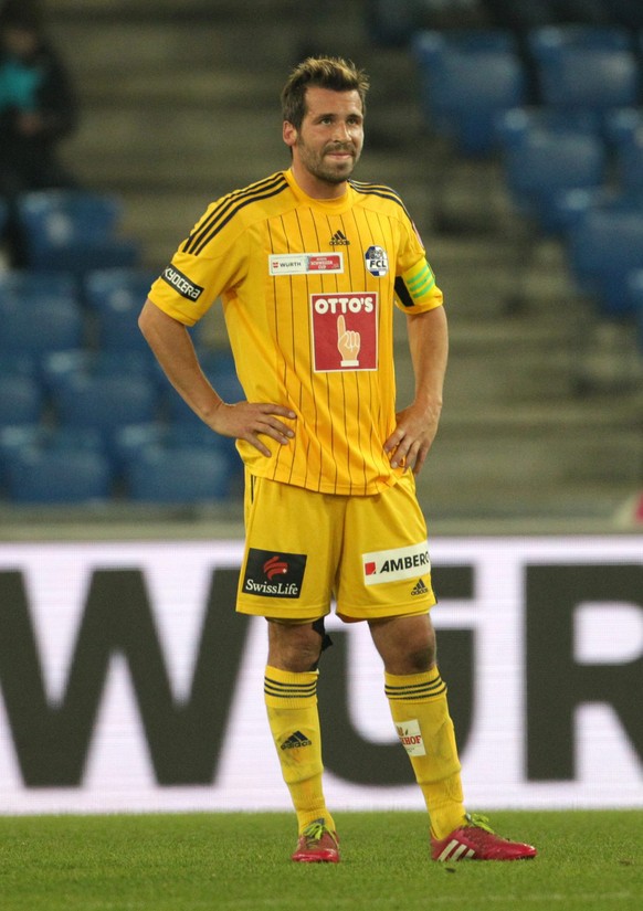 Luzerner Michel Renggli enttaeuscht nach dem 1:0 beim Fussball Cup Halbfinalspiel zwischen dem FC Basel und dem FC Luzern am Mittwoch, 26. Maerz 2014, im St. Jakobpark-Stadion in Basel. (KEYSTONE/Patr ...