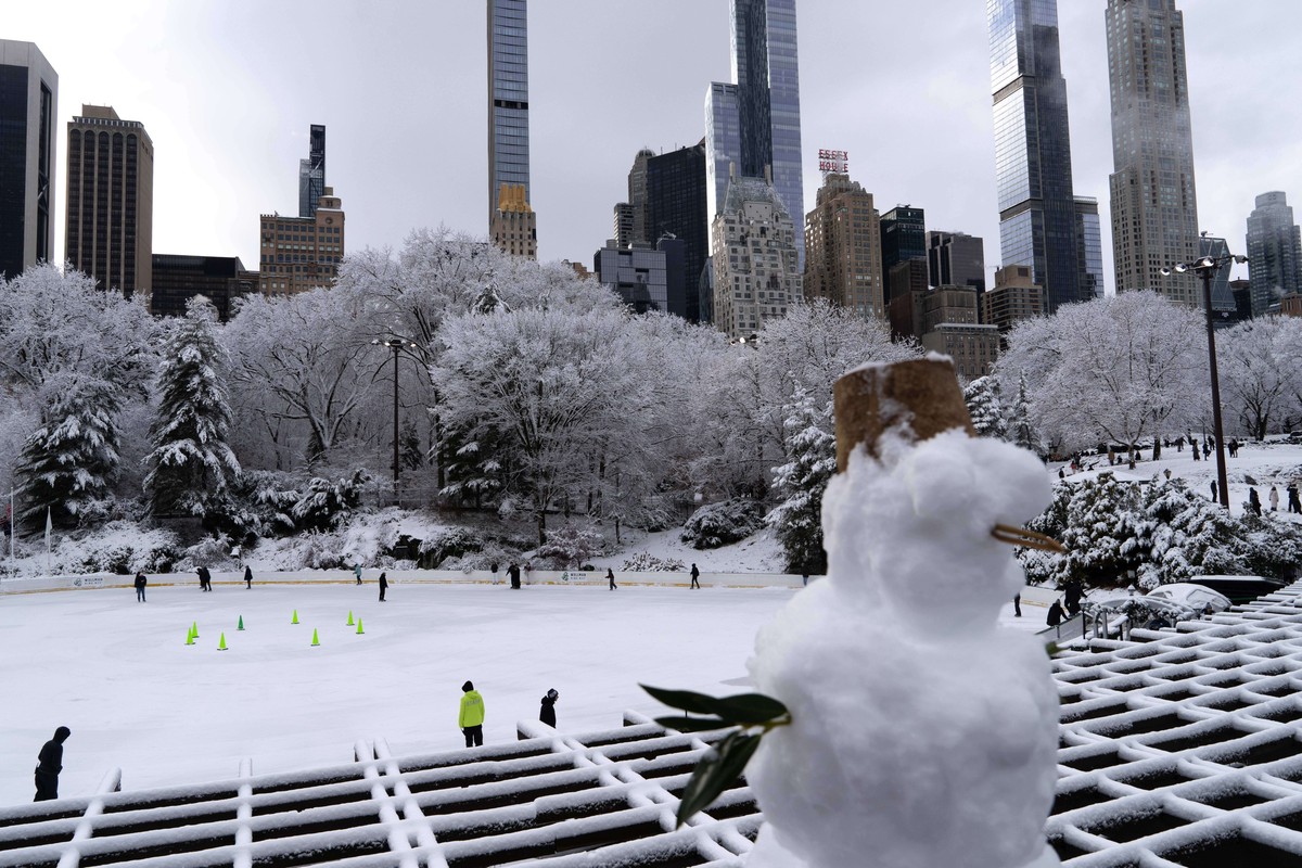People ice skate at Wollman Rink in Central Park after snow fall, Sunday, Dec. 14, 2025, in New York. (AP Photo/Adam Gray)
US Extreme Weather New York