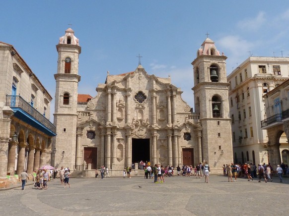 La habana vieja
https://pixabay.com/en/cuba-havana-space-church-old-1376687/