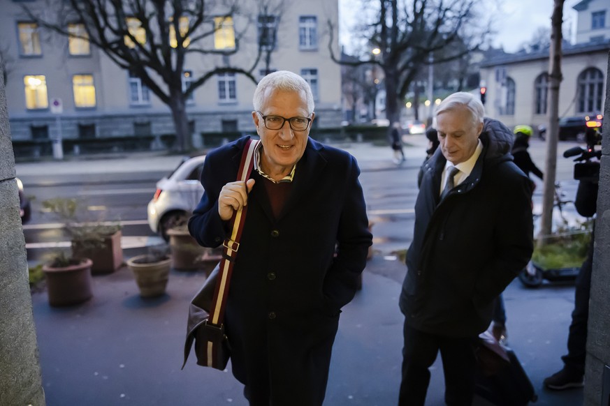 Der ehemalige Raiffeisenchef Pierin Vincenz, links, erscheint mit Anwalt Lorenz Erni zum vierten Prozesstag des Raiffeisen-Prozess des Zuercher Bezirksgerichts vor dem Volkshaus, am Freitag, 28. Janua ...