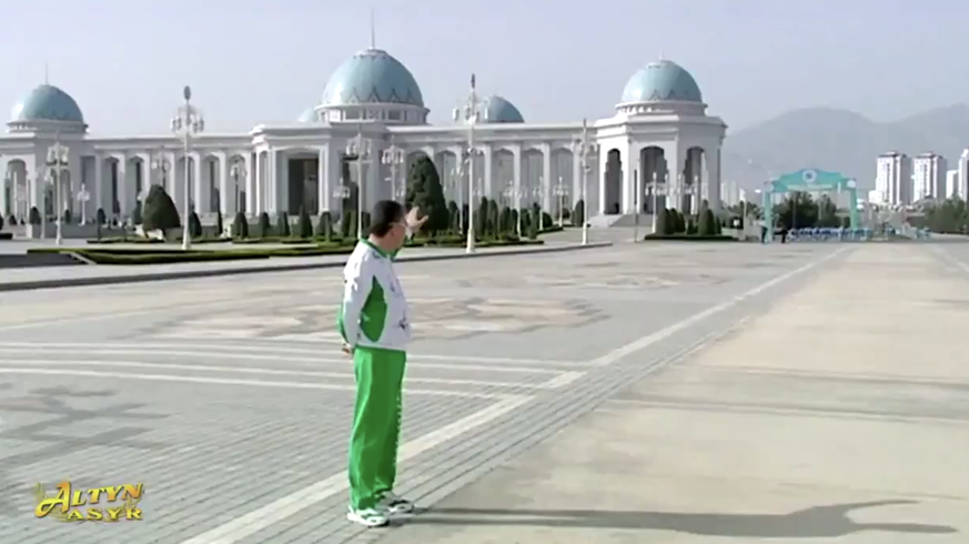 Turkmenistans Machthaber Gurbanguly Berdymuchammedow fährt Velo.