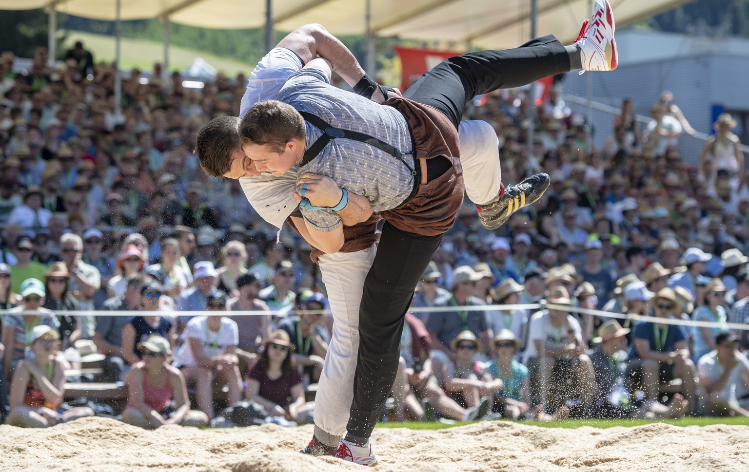 Marcel Bieri, links, und Reto Kaufmann, rechts, im 5. Gang beim Luzerner Kantonalen Schwingfest vom Sonntag, 2. Juni 2019 in Willisau. (KEYSTONE/Urs Flueeler)